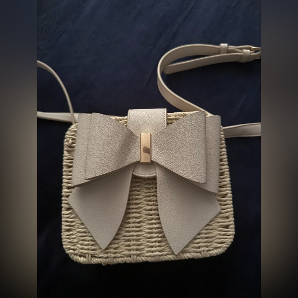 Cream Bow Straw Crossbody with Gold Accent - Picture 3 of 5